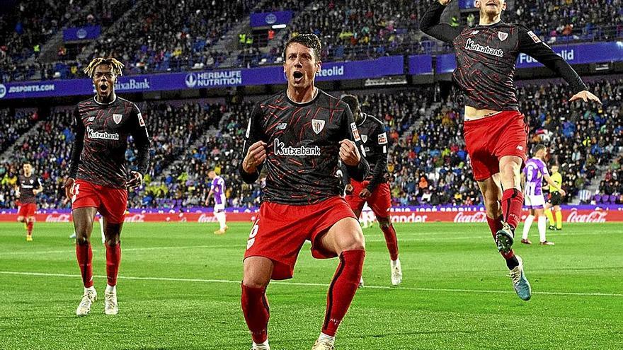 Mikel Vesga celebra su gol de penalti frente al Valladolid en compañía de Nico Williams y Oihan Sancet.