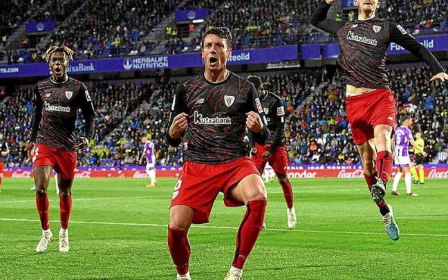 Mikel Vesga celebra su gol de penalti frente al Valladolid en compañía de Nico Williams y Oihan Sancet.