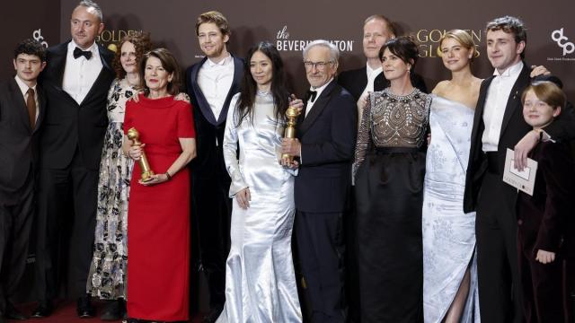 'Una batalla tras otra' y 'Adolescencia' triunfan en los Globos de Oro 2026.