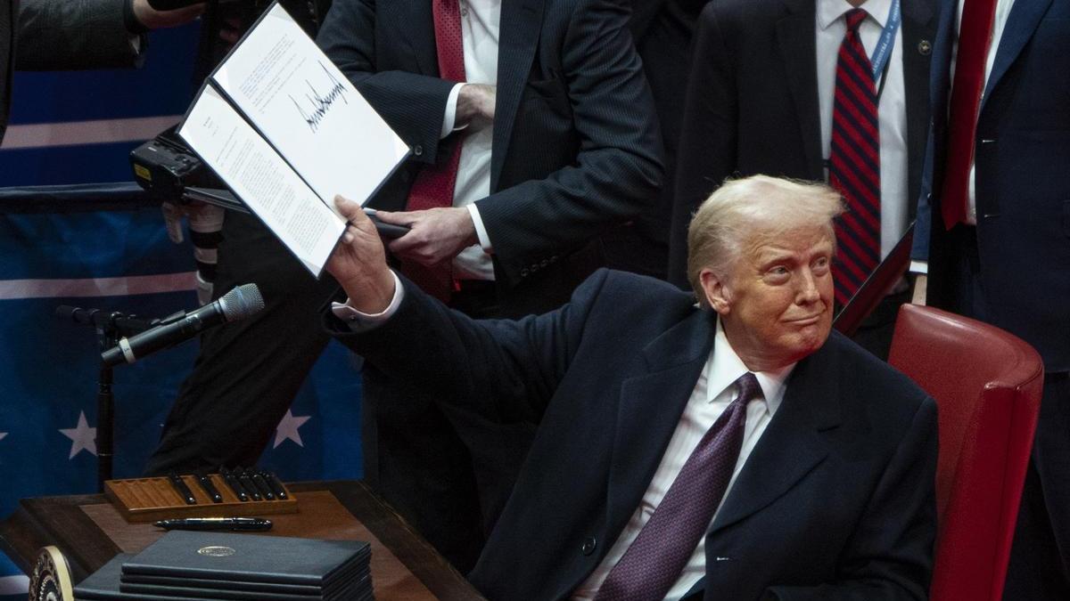 El presidente de Estados Unidos, Donald Trump, muestra un decreto presidencial recién firmado.