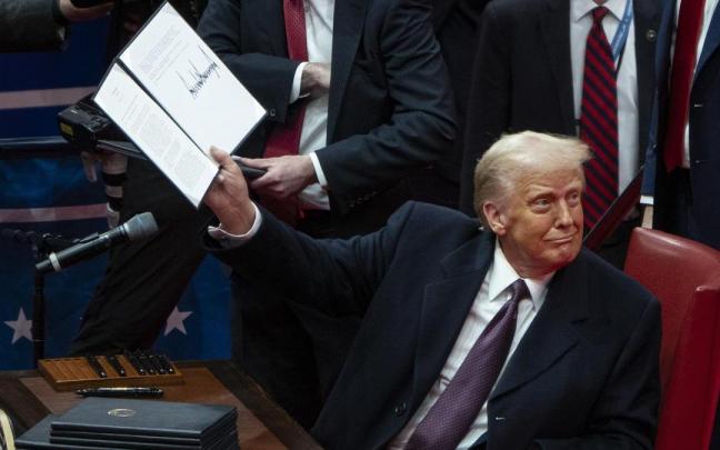 El presidente de Estados Unidos, Donald Trump, muestra un decreto presidencial recién firmado. / EP El presidente de Estados Unidos, Donald Trump, muestra un decreto presidencial recién firmado.