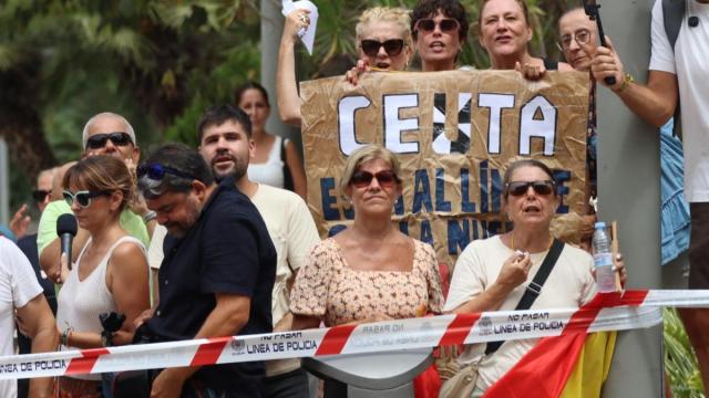 Vecinos de Ceuta aguardan la llegada del ministro del Interior, Fernando Grande-Marlaska.