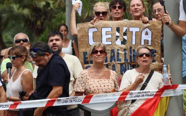 Vecinos de Ceuta aguardan la llegada del ministro del Interior, Fernando Grande-Marlaska.