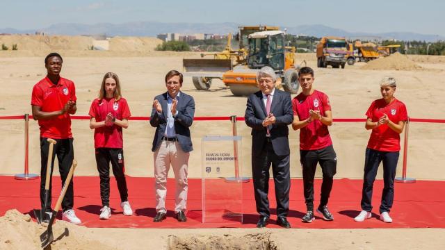 El alcalde de Madrid, José Luis Martínez Almeida, y el presidente del Atlético de Madrid, Enrique Cerezo, en la puesta de la primera piedra de la Ciudad del Deporte.