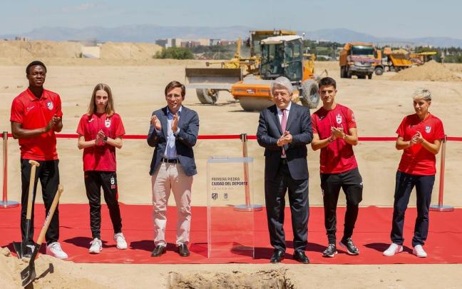 El alcalde de Madrid, José Luis Martínez Almeida, y el presidente del Atlético de Madrid, Enrique Cerezo, en la puesta de la primera piedra de la Ciudad del Deporte.