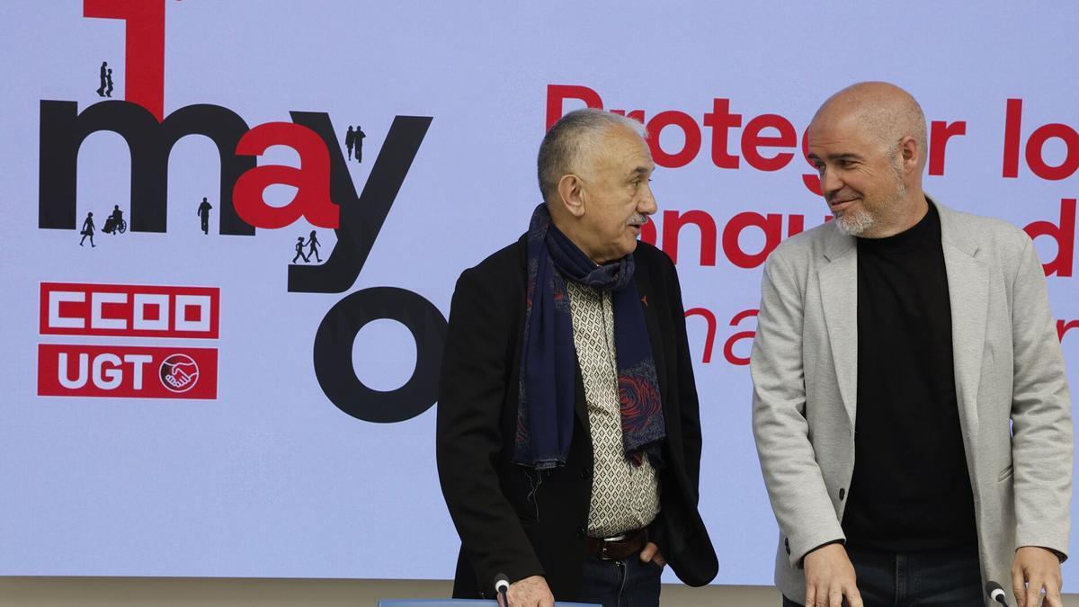 Los secretarios generales de UGT, Pepe Álvarez, y de CCOO, Unai Sordo, ayer en Madrid.