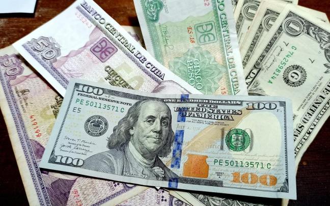 Billetes de dólar junto a otros de peso cubano. Billetes de dólar junto a otros de peso cubano.
