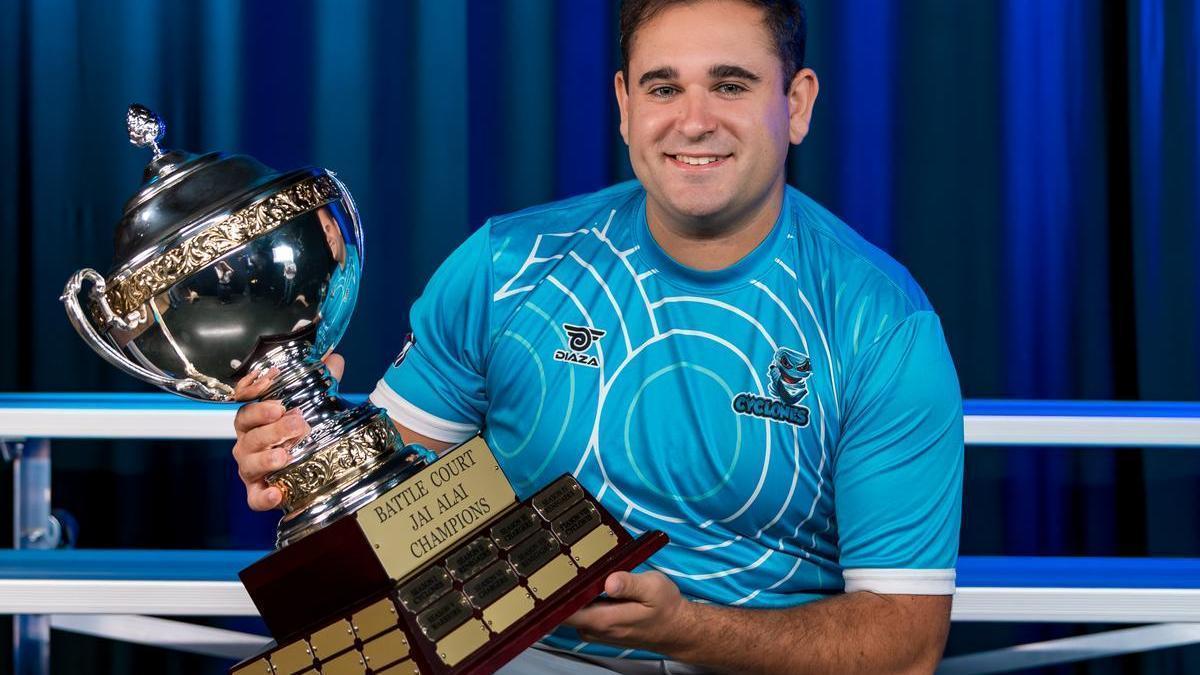 Iñigo Unda posa con el trofeo de campeón del Battle Court de cesta punta.