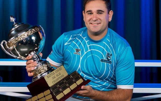 Iñigo Unda posa con el trofeo de campeón del Battle Court de cesta punta.