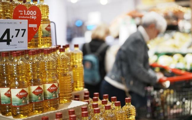 El precio del aceite de oliva no ha hecho más que subir pese a ser uno de los productos con el IVA reducido hasta junio. El precio del aceite de oliva no ha hecho más que subir pese a ser uno de los productos con el IVA reducido hasta junio.
