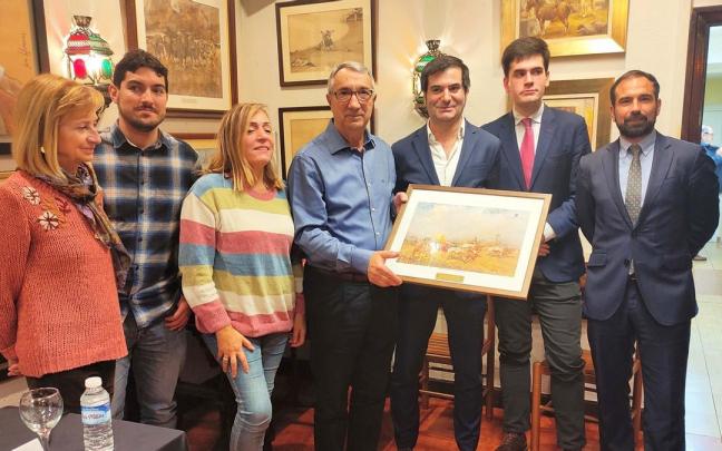 Palacio sostiene el cuadro que le regalaron.