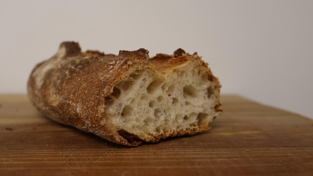 Hogaza de pan elaborada con esta receta.
