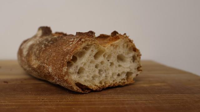 Hogaza de pan elaborada con esta receta.