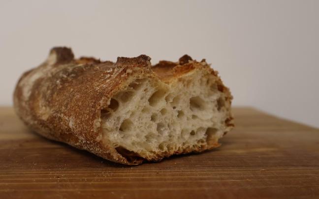 Hogaza de pan elaborada con esta receta.