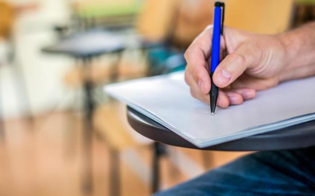 Un hombre realiza un examen. Un hombre realiza un examen.