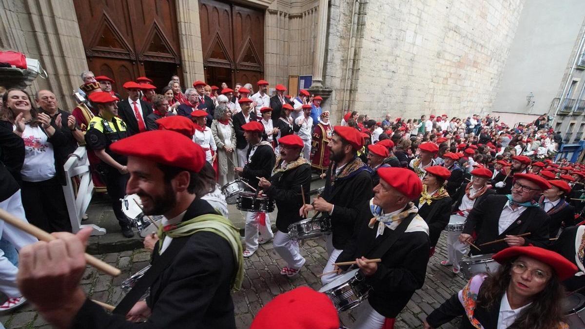 La compañía igualitaria Jaizkibel subiendo la calle Mayor el pasado 8 de septiembre.