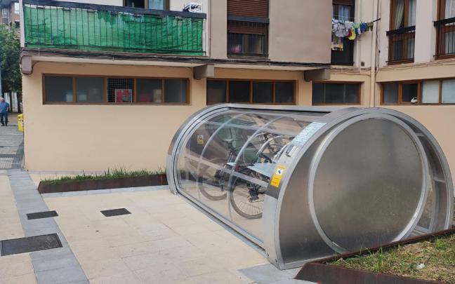 Vista del aparcamiento cerrado instalado en barrio de Salbe, con varias bicicletas en su interior.