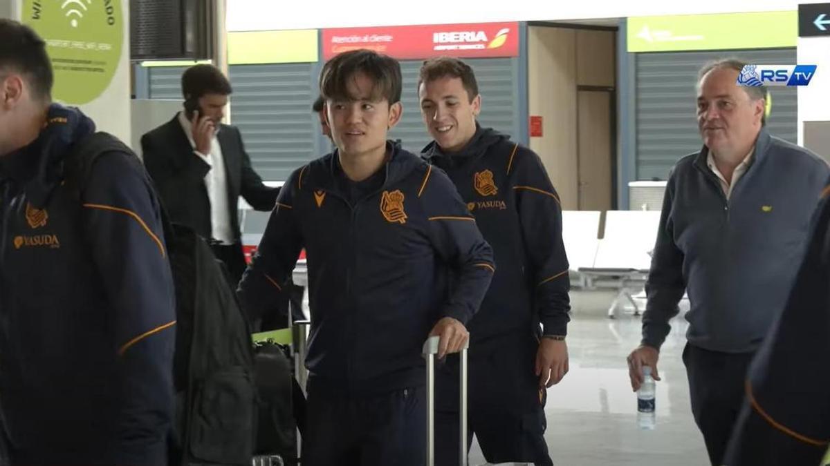 La Real Sociedad de viaje con Kubo como referencia. / REAL SOCIEDAD TV (YOUTUBE)