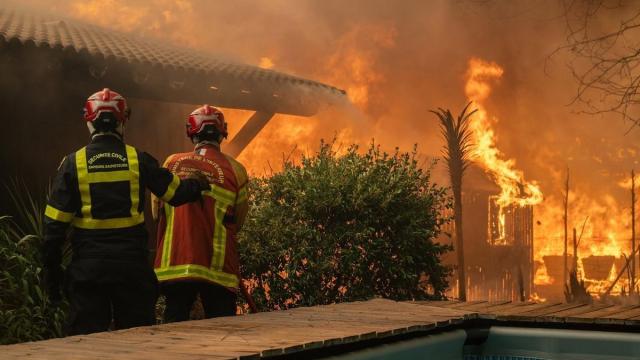 Bomberos intentan extinguir el incendio desatado en Gironda, en el sur de Francia.