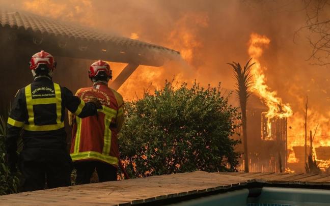 Bomberos intentan extinguir el incendio desatado en Gironda, en el sur de Francia.