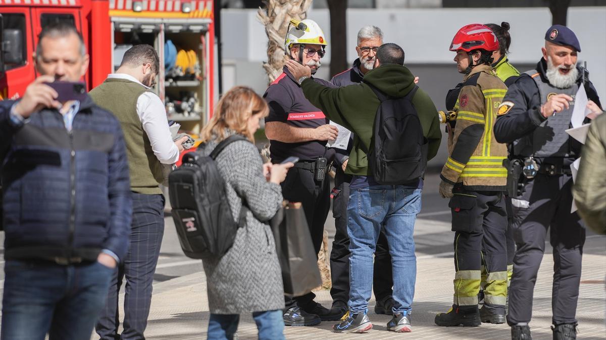 Afectados del incendio de Valencia después de perder su vivienda.