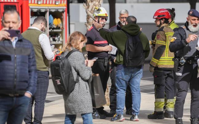 Afectados del incendio de Valencia después de perder su vivienda.