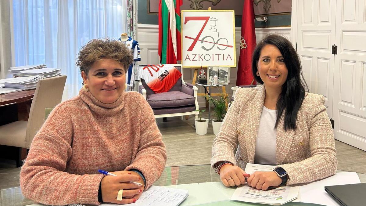 La alcaldesa de Azkoitia, Ana Azkoitia, y la diputada de Movilidad, Azahara Domínguez, durante el encuentro en el que se planteó la recuperacion de los autobuses de la madrugada del sábado al domingo