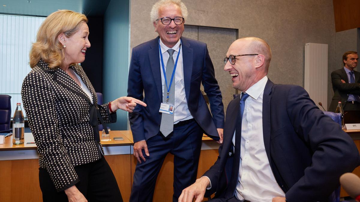 Nadia Calviño conversa con el ministro belga de Finanzas, Vincent van Peteghem, en una de las reuniones anteriores del Eurogrupo.