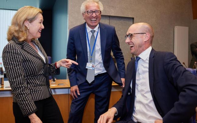 Nadia Calviño conversa con el ministro belga de Finanzas, Vincent van Peteghem, en una de las reuniones anteriores del Eurogrupo.