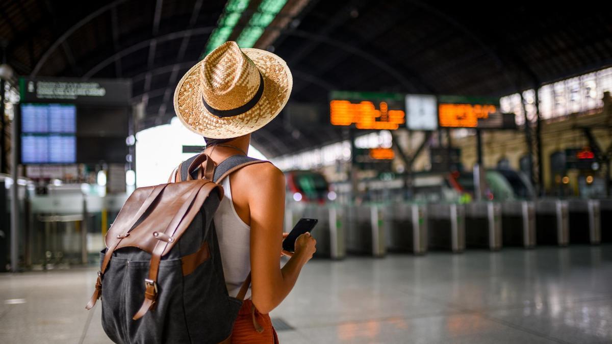 Una mujer se dispone a coger un avión en el aeropuerto.
