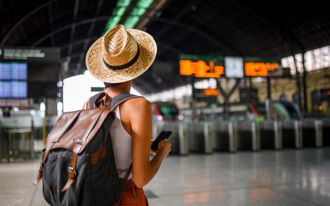 Una mujer se dispone a coger un avión en el aeropuerto. / Freepik Una mujer se dispone a coger un avión en el aeropuerto.