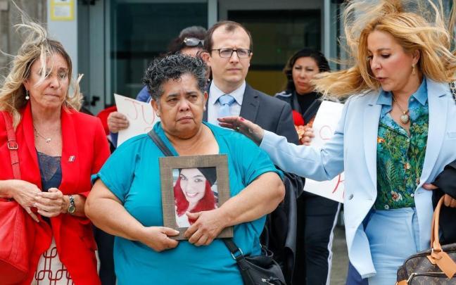 La madre de Romina Celeste con una foto de su hija.