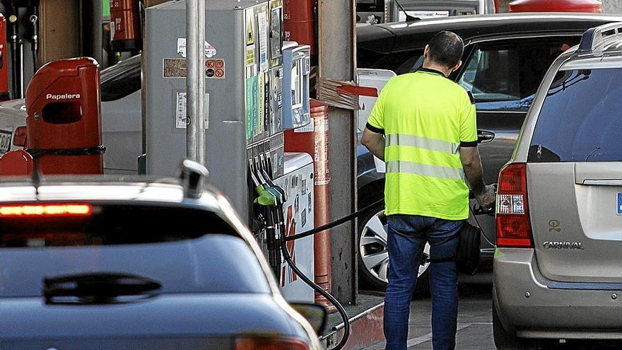 Un hombre echa carburante a su vehículo en una gasolinera. | FOTO: E.P.