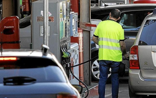 Un hombre echa carburante a su vehículo en una gasolinera. | FOTO: E.P.
