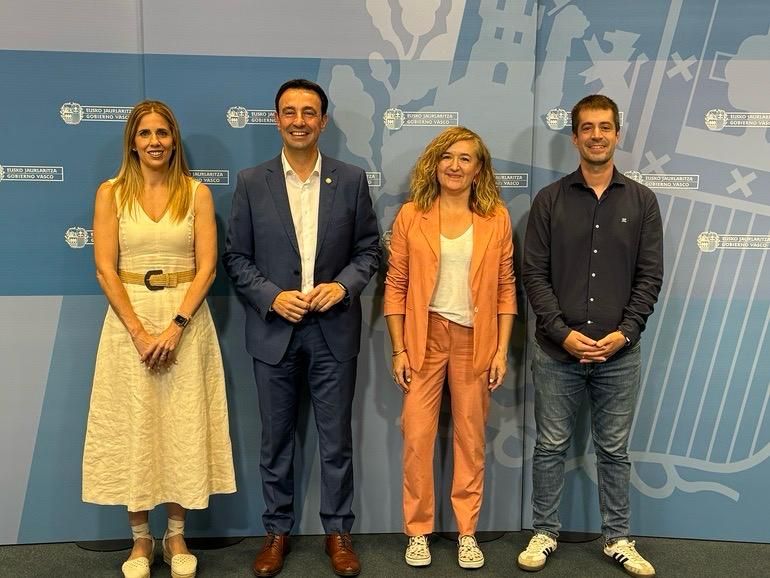 Las alcaldesas de Arrasate y Ermua, y el alcalde de Amurrio, junto al vicelehendalari Torres