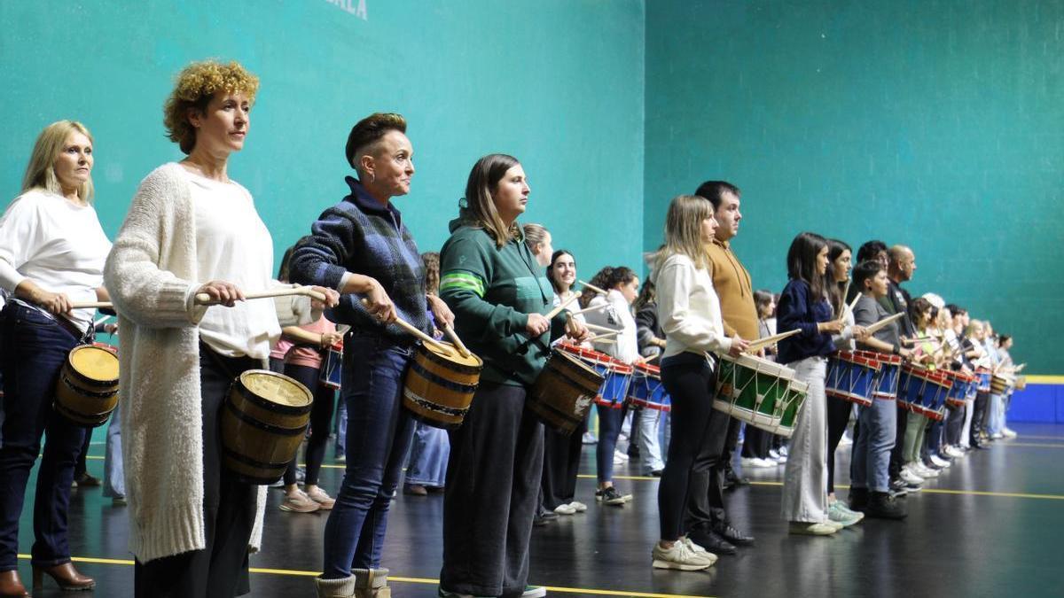 El frontón Gurea ha sido testigo de los primeros ensayos de la tamborrada de San Andrés