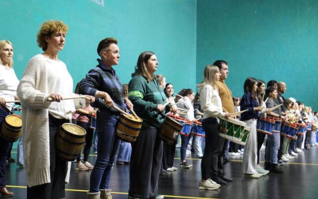 El frontón Gurea ha sido testigo de los primeros ensayos de la tamborrada de San Andrés