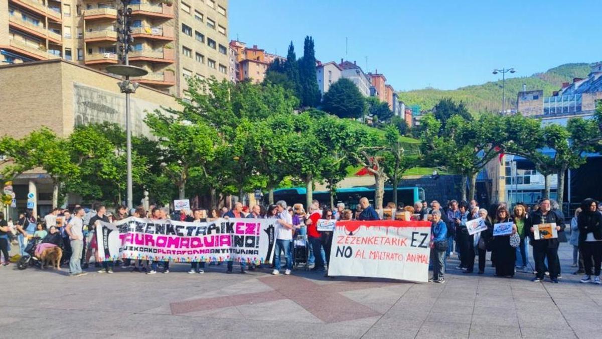 Concentración en la plaza Untzaga antes del pleno en el que se acordó la cesión del local a la peña taurina de la villa armera