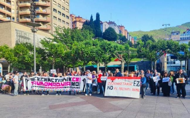 Concentración en la plaza Untzaga antes del pleno en el que se acordó la cesión del local a la peña taurina de la villa armera / E.R. Concentración en la plaza Untzaga antes del pleno en el que se acordó la cesión del local a la peña taurina de la villa armera