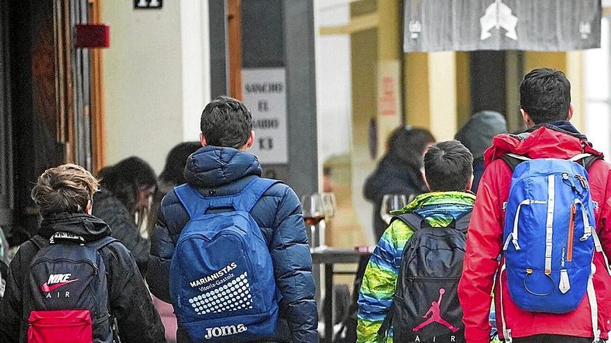 Jóvenes, ajenos a esta información, paseando por la capital alavesa.