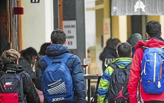 Jóvenes, ajenos a esta información, paseando por la capital alavesa.