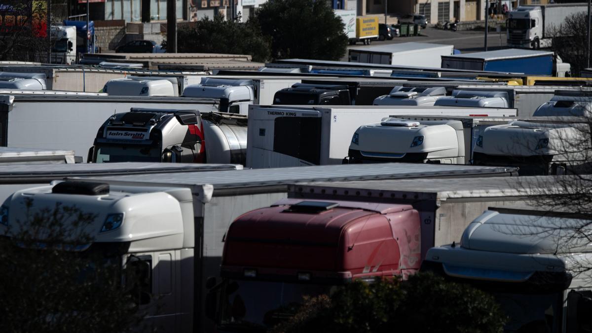 Varios camiones estacionados