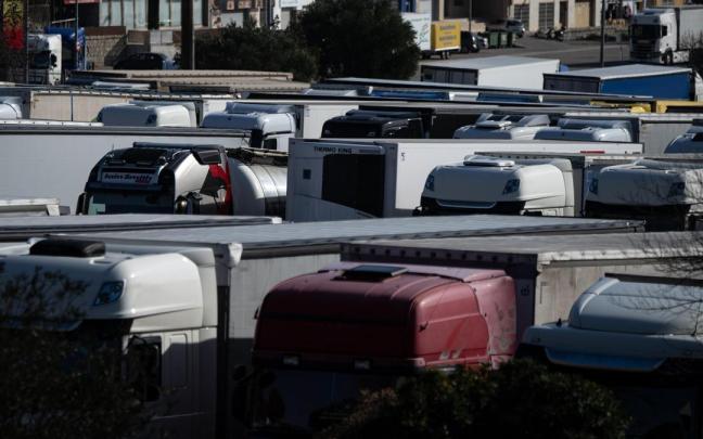 Varios camiones estacionados