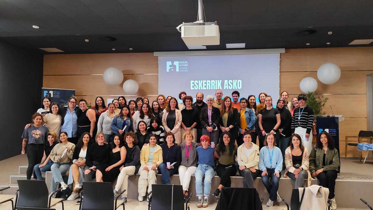 Las alumnas y profesoras que contribuyen a incrementar la presencia femenina en el ámbito STEM, en la jornada 'eMAkumeak protagonista'