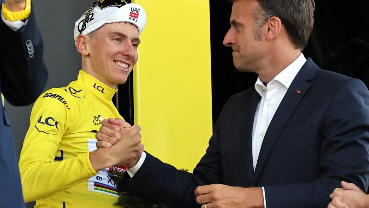 Pogacar recibe la felicitación de Macron.