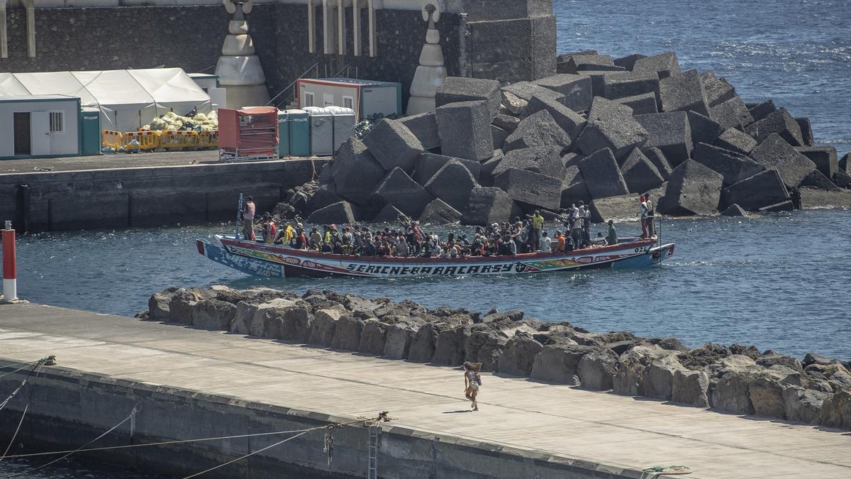 Un cayuco con migrantes llegando a El Hierro.