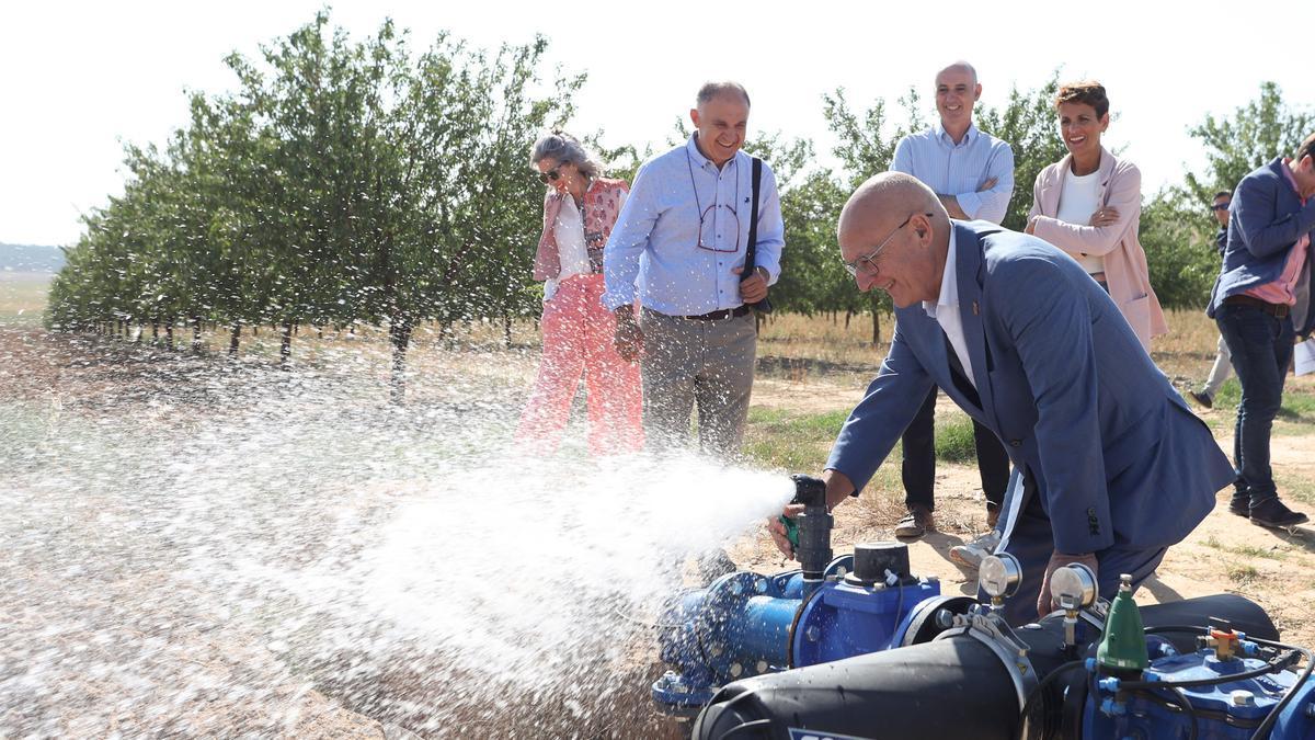 Bernardo Ciriza da paso al agua de Itoiz en Sesma, ante la mirada de Chivite y otros asistentes.