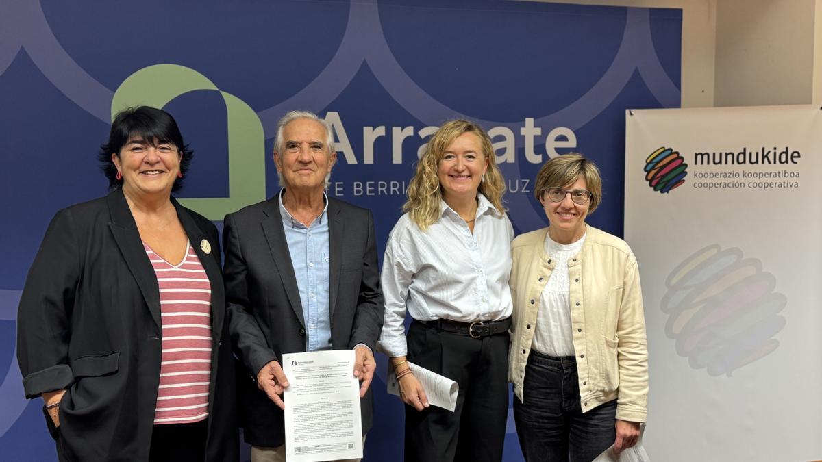 La edil Jasone Giraldo, Javier Munain, la alcaldesa Maider Morras y Enara Ruiz de Egino.