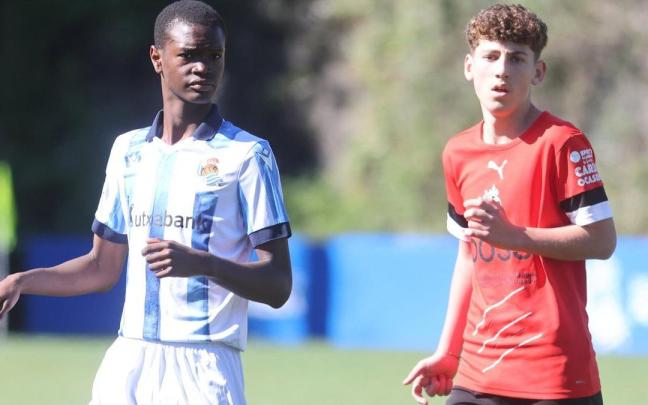 Alfredo Alogo, con la camiseta txuri-urdin, en el partido de categoría infantil que jugó con la Real Sociedad ante el Antiguoko en Zubieta. / IKER AZURMENDI
