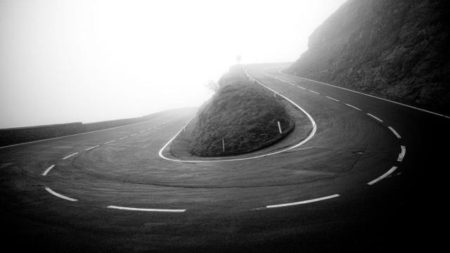 Una de las peligrosas curvas del Puerto de Orduña fotografiadas por Endika Díaz
